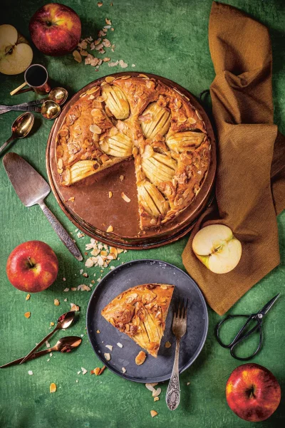 Ergibt ein besonderes Muster: Die halben &Auml;pfel werden nicht in Scheibchen oder Viertel durchgeschnitten, sondern nur eingeritzt und tief in den zuckerfreien Teig gedr&uuml;ckt und gebacken. - &copy; Susann Kreihe/Christian Verlag/dpa-tmn