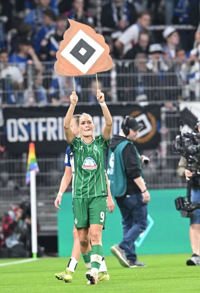 Werder-Spielerin Medina Desic hat sich öffentlich für diese Plakataktion nach dem Derby gegen den HSV entschuldigt. - © Carmen Jaspersen/dpa