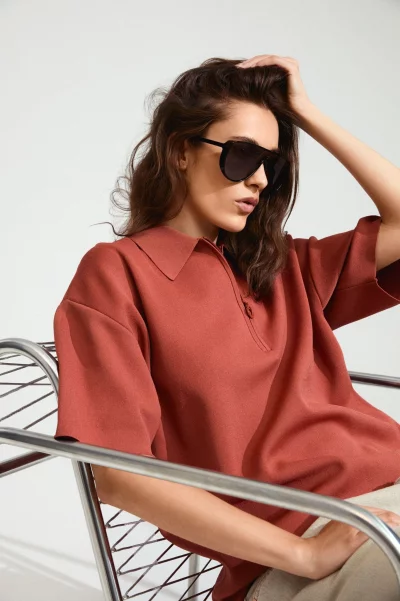 Shield-Brillen mit gro&szlig;fl&auml;chigen, durchgehenden Gl&auml;sern setzen in diesem Sommer ein klares modisches Statement, wie die Pilgrim AMARI Sonnenbrille ab ca. 50 Euro. - &copy; Pilgrim/dpa-tmn