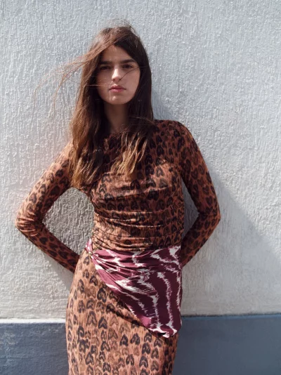 Dass das Seidentuch wirklich alles kann, beweist seine Fähigkeit als Gürtelersatz (Top ca. 130 Euro, Rock ca. 40 Euro, Tuch ca. 130 Euro). - © Fabienne Chapot/dpa-tmn