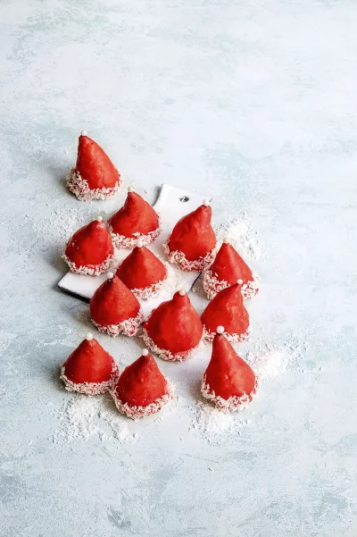 Durch die dreidimensionale Form haben die Nikolaus-Mützen aus Marzipan einen perfekten Stand. - © Claudia Timmann/StockFood Studios/GU/dpa-tmn