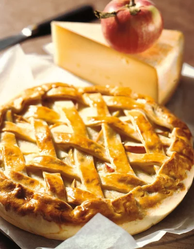 Der Walliser Gem&uuml;sekuchen wird vor dem Backen gitterartig mit Teigstreifen belegt und mit Eigelb bepinselt. - &copy; www.swissmilk.ch/rezepte/dpa-tmn