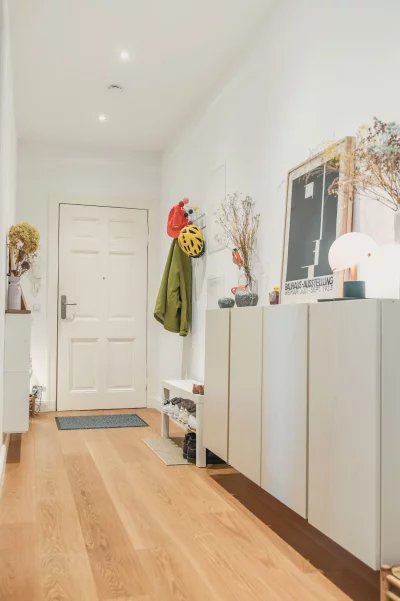 Helle Farben und gute Beleuchtung machen den Flur freundlicher: Mehrere Lichtquellen schaffen eine angenehme Atmosph&auml;re. - &copy; Zacharie Scheurer/dpa-tmn