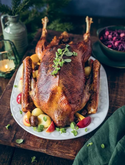 Keine Angst vor der Weihnachtsgans! Mit ein paar einfachen Schritten gelingt der Klassiker knusprig und aromatisch. - &copy; Lisa Nieschlag/H&ouml;lker Verlag/dpa-tmn