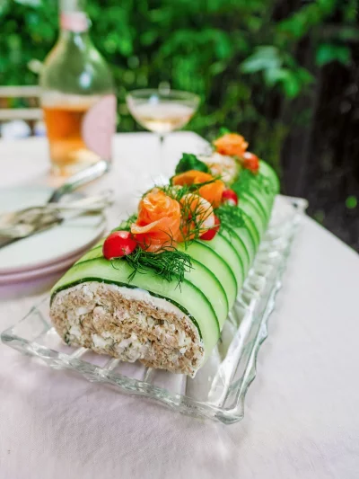 Skandinavienexpertin Michaela Fuchs kombiniert f&uuml;r die Brottorte Toastbrotscheiben mit Gurke, Frischk&auml;se, Krabben und Eiern. - &copy; Michaela Fuchs/Christian Verlag/dpa-tmn