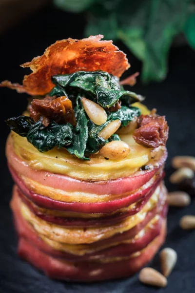 Als Kr&ouml;nung bekommt der Apfel-Tower eine Spinat-Schlemmerhaube. - &copy; BVEO/dpa-tmn