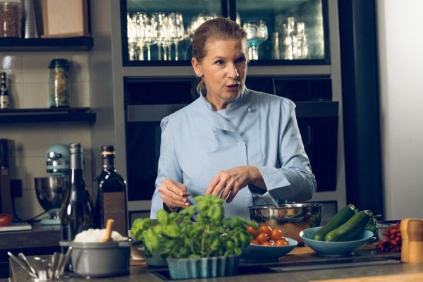 Über die Plattform The Golden Circle können Laien von Starköchen wie Cornelia Poletto lernen. - © Mario Stockhausen/The Golden Circle GmbH/dpa-tmn