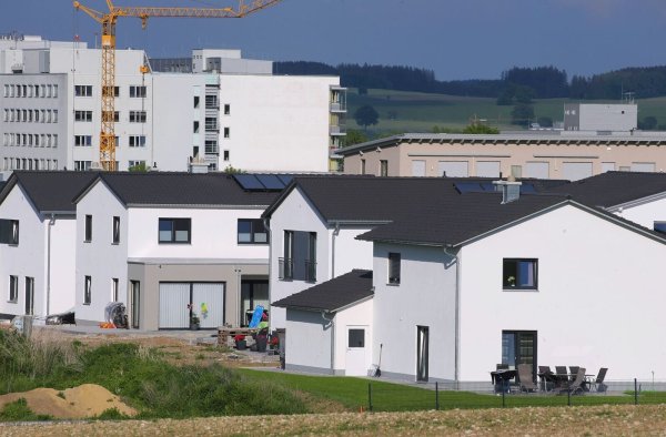 Sie sind stolzer Besitzer eines Eigenheims? Dann müssen Sie in diesem Jahr eine Grundsteuererklärung abgeben. - © Karl-Josef Hildenbrand/dpa-tmn/obs