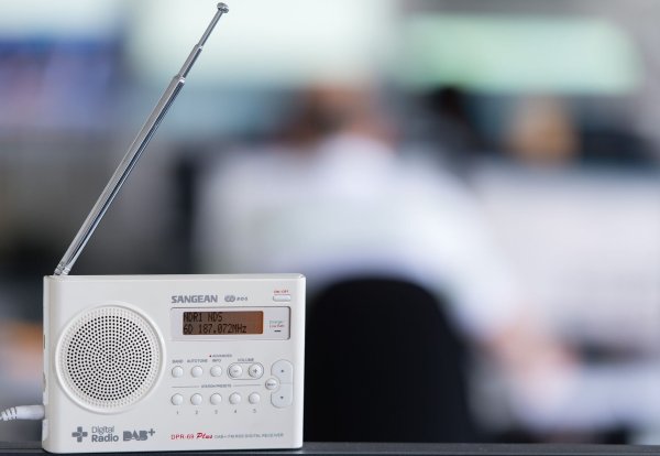 Der Anstieg der Empfänger mit DAB+ oder Internet-Radio wird unter anderem durch die Digitalradiopflicht im Auto begünstigt. Klassisches UKW wird aber weiter am häufigsten genutzt. - © picture alliance / Sebastian Gollnow/dpa