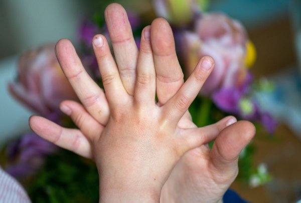 In schwierigen Zeiten sind es laut einer aktuellen Befragung der Zeitschrift «Eltern» allen voran die eigenen Kinder, die Eltern Kraft schenken. - © Hendrik Schmidt/dpa-Zentralbild/dpa