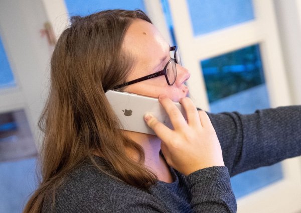 Bei den Mobilfunk-Preisen liegt Deutschland im internationalen Vergleich im Mittelfeld. - © Lino Mirgeler/dpa