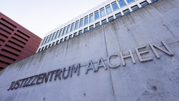 Ein Polizeikommissar auf Probe, der unter Drogeneinfluss zum Dienst kommt, verstößt gegen das Nüchternheitsgebot und kann entlassen werden, hat das Verwaltungsgericht Aachen entschieden. - © Rolf Vennenbernd/dpa