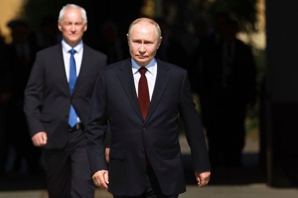 Der russische Präsident Wladimir Putin und sein Verteidigungsminister Andrej Beloussow berichten über Gebietsgewinne in der von Moskau überfallenen Ukraine. (Archivbild) - © Vyacheslav Prokofyev/Pool Sputnik Kremlin/AP/dpa