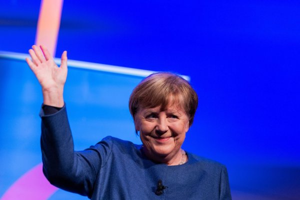 Angela Merkel sprach bei ihrer Lesung in Köln auch über Frauenpolitik. - © Rolf Vennenbernd/dpa-Pool/dpa