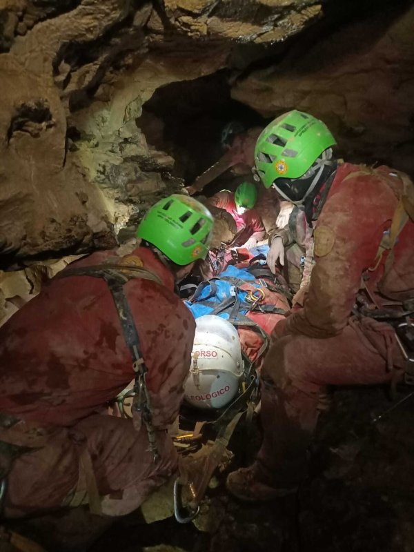 Rettungskräfte sind in Italien im Einsatz (Handout). - © -/Italienische Bergrettung/dpa