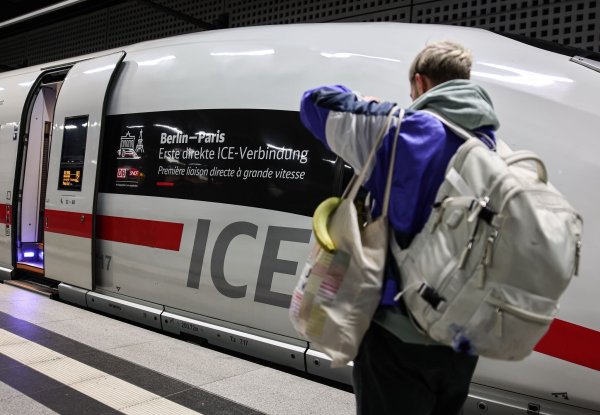Eine Besonderheit, die auch von Reisenden fotografiert wird: der neue Direkt-ICE zwischen Berlin und Paris. - © Hannes P. Albert/dpa