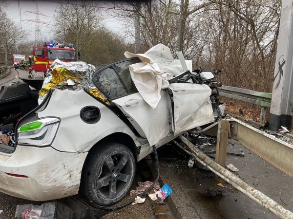 Nur noch ein Wrack: Nach dem Unfall mit diesem Auto sind alle Beteiligten außer Lebensgefahr. - © Feuerwehr Dortmund/dpa
