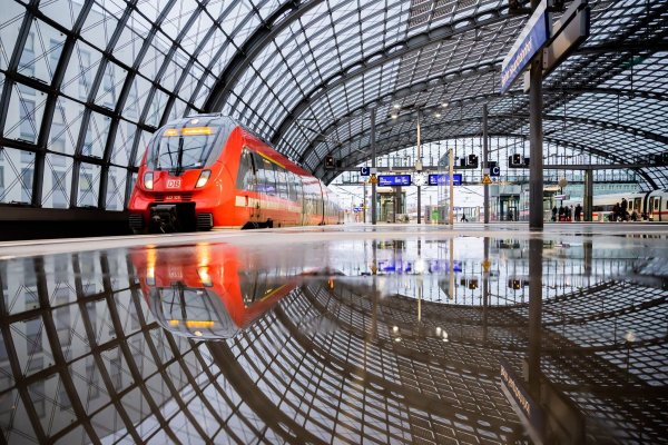 Für das Deutschlandticket steht eine Einigung für das kommende Jahr. - © Christoph Soeder/dpa