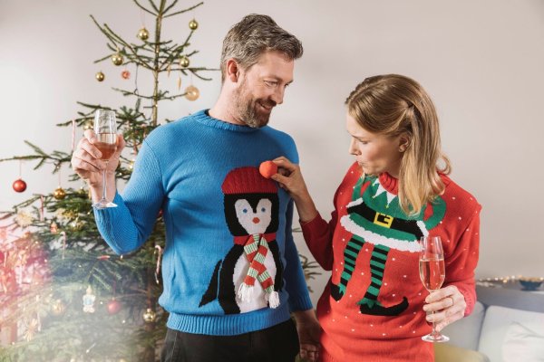 «Ugly Christmas Sweater» werden dann zum Hingucker, wenn der Rest des Outfits eher dezent gehalten ist. - © Mareen Fischinger/Westend61/dpa-tmn