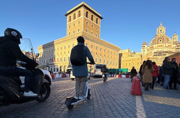 In Italien nicht mehr erlaubt: E-Scooter fahren ohne Helm (Archivfoto). - © Christoph Sator/dpa