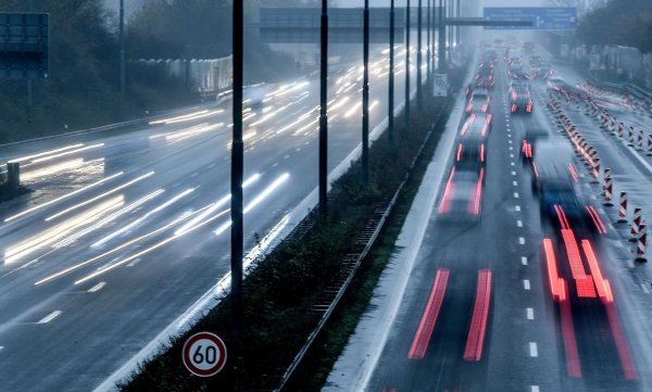Driving Home for Christmas: Vor Weihnachten braucht man auf den Autobahnen in NRW vermutlich etwas Geduld. (Archivbild) - © Federico Gambarini/dpa