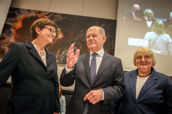 Nach der Abstimmung redeten SPD-Chefin Esken (links) und Kanzler Scholz dann doch noch miteinander. - © Kay Nietfeld/dpa