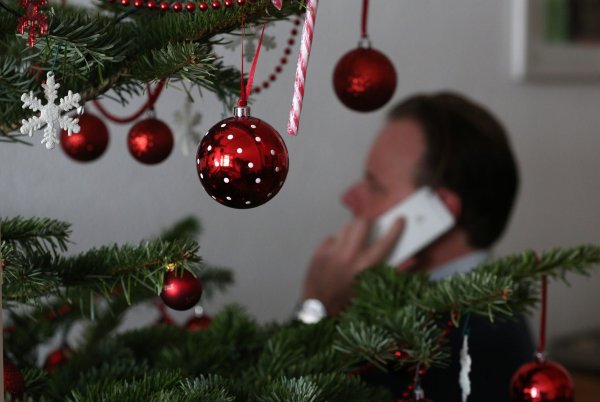 Business-Calls unterm Tannenbaum? An Feiertagen müssen Beschäftigte nicht für die Arbeit erreichbar sein. - © Ina Fassbender/dpa-tmn