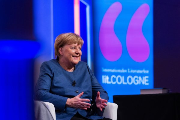 Angela Merkel stellte in Köln ihre Autobiografie vor. - © Rolf Vennenbernd/dpa-Pool/dpa