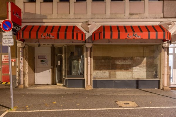 Ein aufgegebenes Geschäft in der Kölner Innenstadt. Der Einzelhandel zählt laut Ifo-Institut zu den Branchen, die besonders pessimistisch auf das kommende Jahr blicken. - © Thomas Banneyer/dpa
