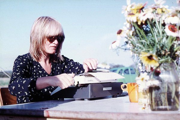 Alice Schwarzer in einer Szene des Dokumentarfilms «Alice» (undatierte Aufnahme). Der Film wird am 30. November ab 20.15 Uhr im Ersten zu sehen sein. - © Cristina Perincioli/DerflingerFilm/dpa