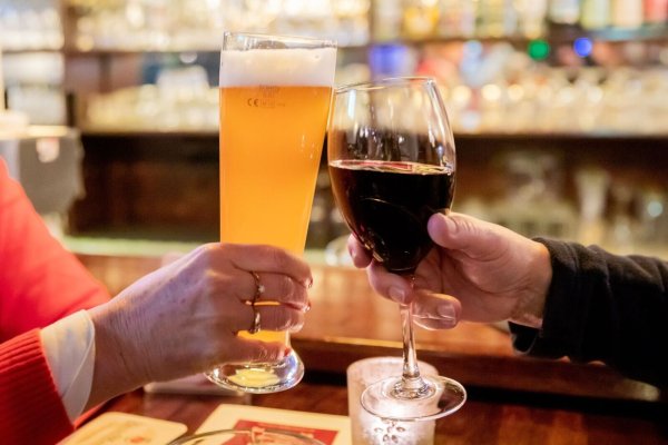 Das Statistische Bundesamt hat die Zahlen zum Umsatz im Gastgewerbe für August 2022 bekanntgegeben. - © Christoph Soeder/dpa