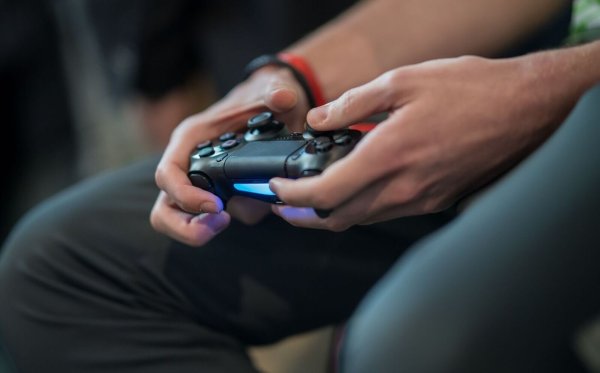 Acht Wochen lang treffen sich jeden Montag die besten FIFA-Duos der Welt für die Gruppenphase des EA Sports Cups in London. - © Guido Kirchner/dpa