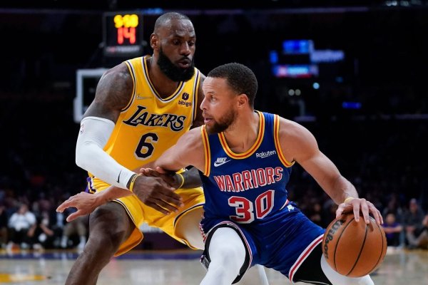 Sie gehören weiter zu den Superstars in der NBA: LeBron James (l) von Los Angeles Lakers und Stephen Curry von den Golden State Warriors. - © Ashley Landis/AP/dpa