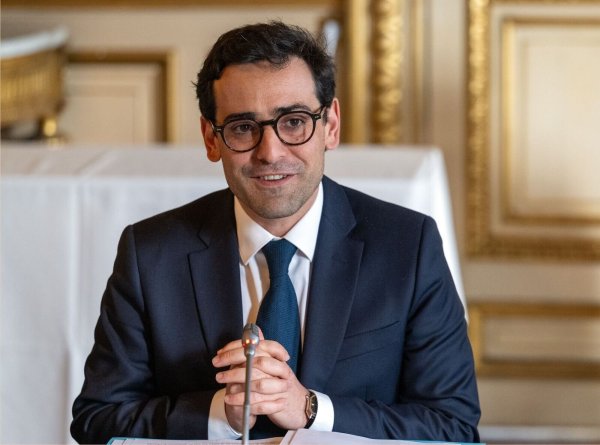 Frankreich schlägt Außenminister Stephane Sejourne für die EU-Kommission vor. - © Soeren Stache/dpa