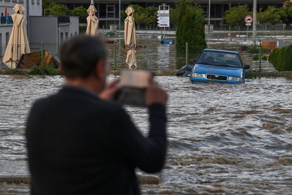 Im tschechischen Opava wurden Straßen überflutet. - © O?ana Jaroslav/CTK/dpa