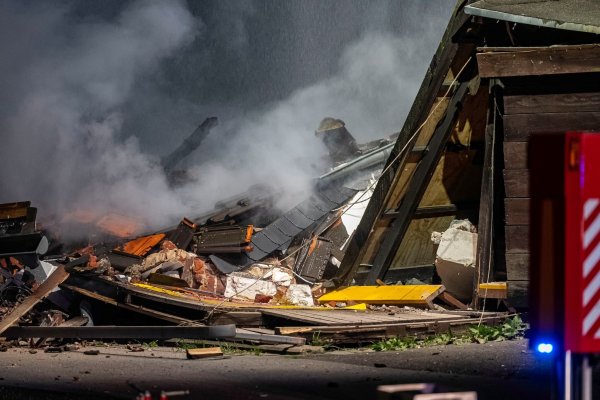Die Feuerwehr war am späten Abend vor Ort und löschte Trümmer des Hauses. - © Arnulf Stoffel/dpa