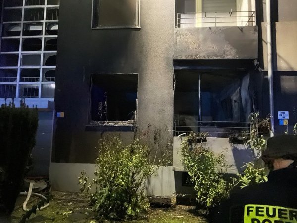 Eine Sauerstoffflasche soll in der Wohnung im Erdgeschoss explodiert sein. - © -/Feuerwehr Dortmund/dpa