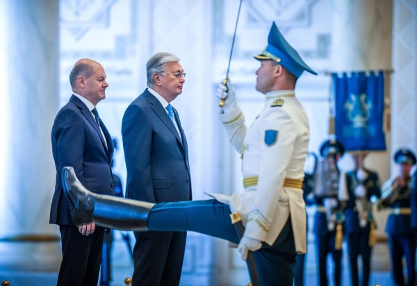 Für Kanzler Scholz (links) ist das zentralasiatische Kasachstan vor allem als Rohstoff-Lieferant interessant. Bei seinem Besuch geht es aber auch um den russischen Angriffskrieg gegen die Ukraine. - © Michael Kappeler/dpa