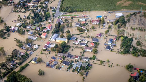 Auch die Stadt Bohumín in Tschechien leidet unter dem Jahrhunderthochwasser. - © Sznapka Petr/CTK/dpa