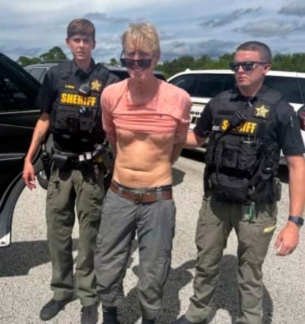 Abgeführt: Der Mann, der laut den Ermittlungen mutmaßlich auf Trump schießen wollte. - © Uncredited/Martin County Sheriff’s Office/AP/dpa