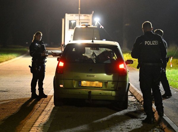 Die Kontrollen sind in der Nacht zu Montag angelaufen. - © Roberto Pfeil/dpa