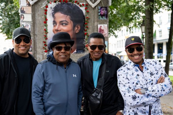 Tito Jackson (Zweiter von links) war mit seinen Brüdern Jackie und Marlon sowie seinem Sohn Taryll erst vor einer Woche in München. (Archivbild) - © Lennart Preiss/dpa