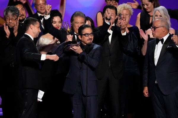 Das «Shogun»-Team nimmt den Emmy Award für die beste Dramaserie des Jahres entgegen. - © Chris Pizzello/Invision/AP/dpa