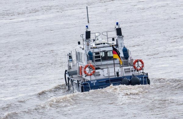 Ein Frachtschiff rammt einen Brückenpfeiler bei Düsseldorf - niemand wird verletzt. (Archivbild) - © Bernd Thissen/dpa