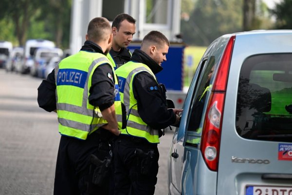 Seit heute kontrollieren Bundespolizisten verstärkt an den NRW-Außengrenzen. - © Roberto Pfeil/dpa