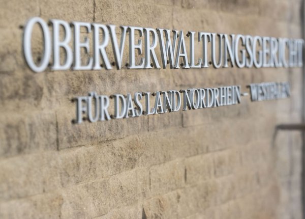 Das nordrhein-westfälische Oberverwaltungsgericht sitzt in Münster und hat eine weitere Entscheidung im Streit der AfD mit dem Verfassungsschutz getroffen. (Archivbild) - © Guido Kirchner/dpa