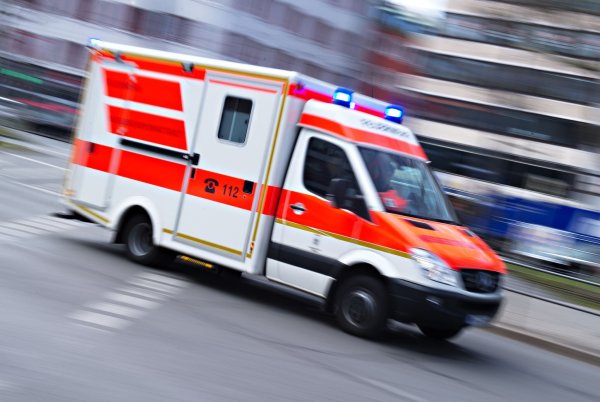 In Münster ist eine 72-Jährige von einem Zug erfasst worden und gestorben (Illustration). - © Nicolas Armer/dpa