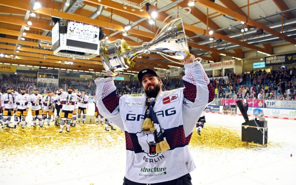 Die Eisbären Berlin gehen als Titelverteidiger in die neue Saison - © Carmen Jaspersen/dpa