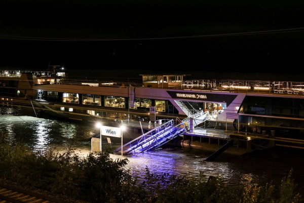 Ein Flusskreuzfahrtschiff hat am Anleger festgemacht. Die Passagiere können die Schiffe nicht verlassen, weil der Anleger im Hochwasser nicht zugänglich ist. - © Christoph Reichwein/dpa/dpa-tmn