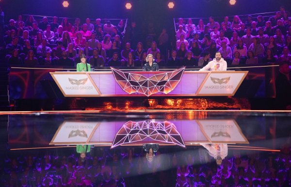 Rategast Carolin Kebekus (l-r), Ruth Moschner und Rea Garvey aus dem Rateteam am Ratepult. - © Thomas Banneyer/dpa